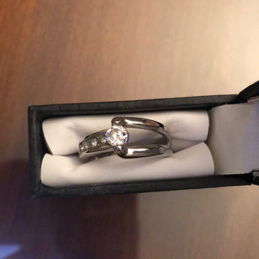 Silver Ring w: Cubic Zirconia, Size 7